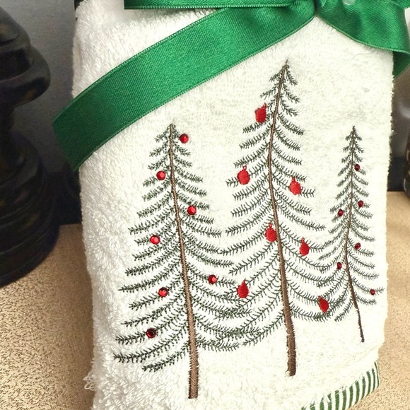 NWT Set of 2 Jeweled Christmas Trees Turkish Bathroom Hand Towels - Picture 8 of 9